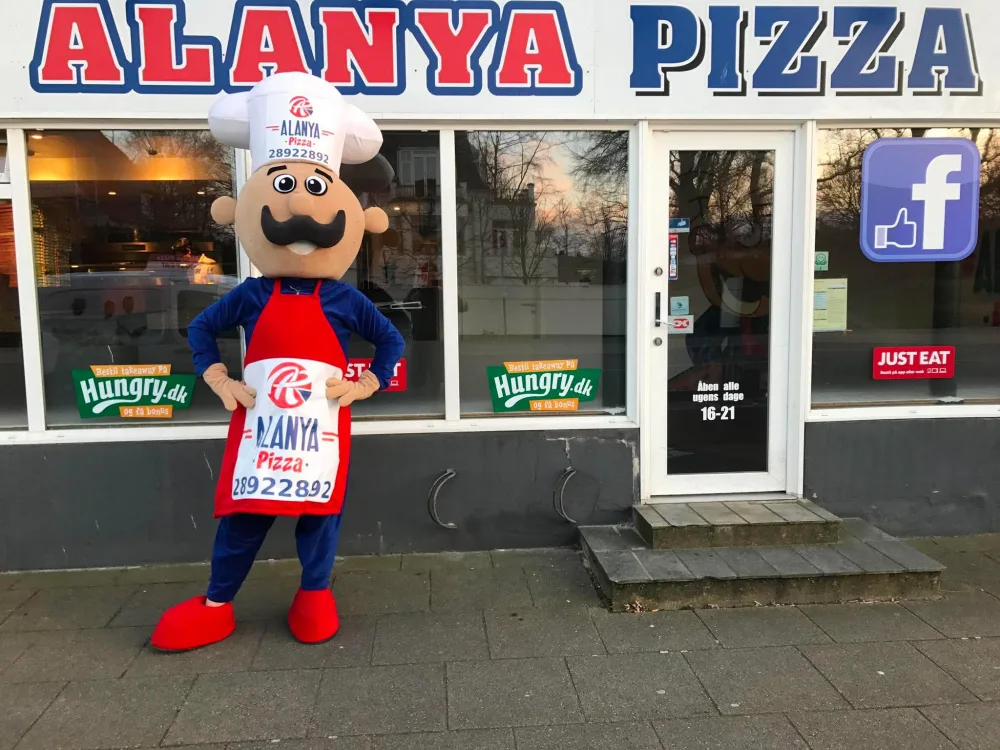 Alanya-maskotten foran indgangen til pizzeriaet