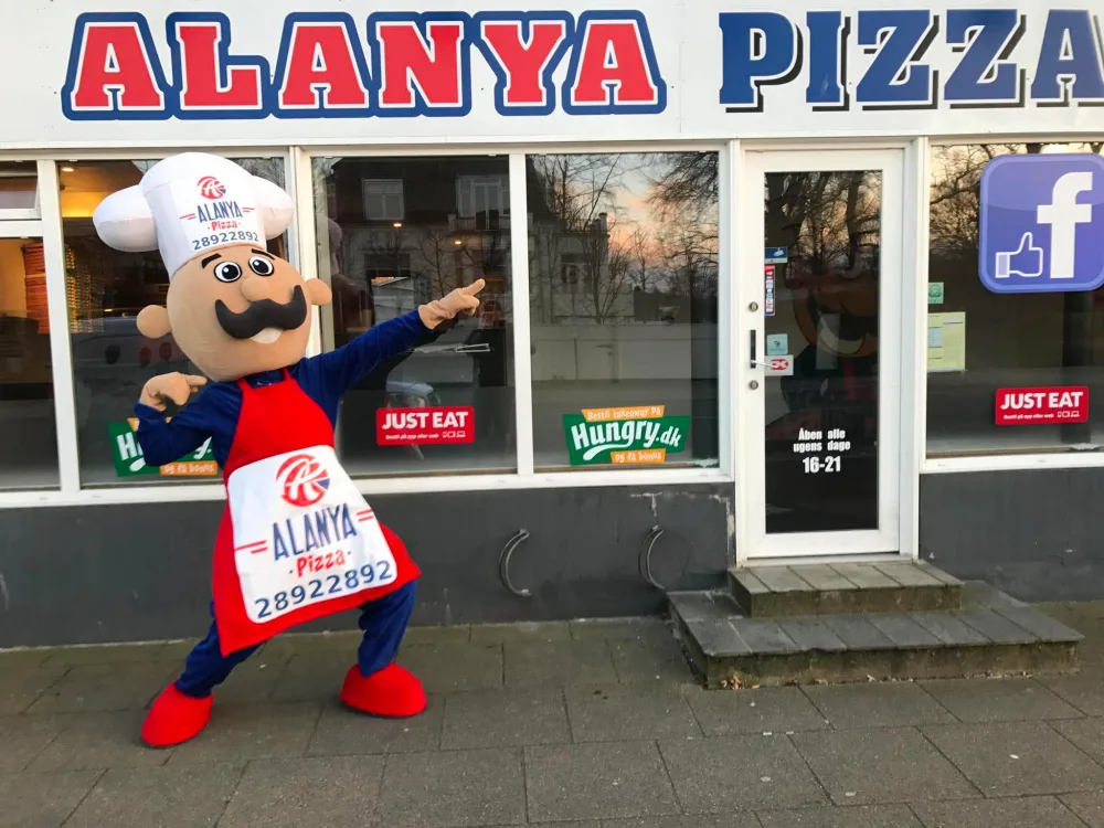 Alanya-maskotten foran butikken på Vestergade